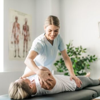 العلاج الطبيعي مهم لاستعادة التوازن الحركي والنفسي-رئيسية واولى