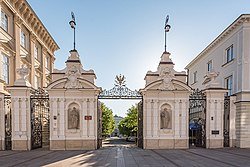 250px-Warszawa,_ul._Krakowskie_Przedmieście_26,_28_20170517_001